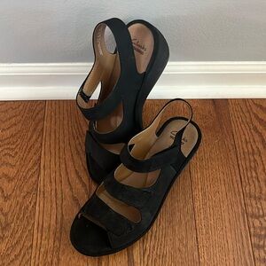 Clarks Reedly Juno Hook Suede Loop Cushion Wedge Sandal in Black size 8.5
